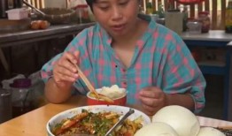 娱乐吃瓜酱摆摊,娱乐吃瓜酱的美食传奇