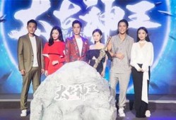 为了吃瓜进娱乐圈去红帽,她如何凭借“红帽”奇招闯进娱乐圈，一炮而红？